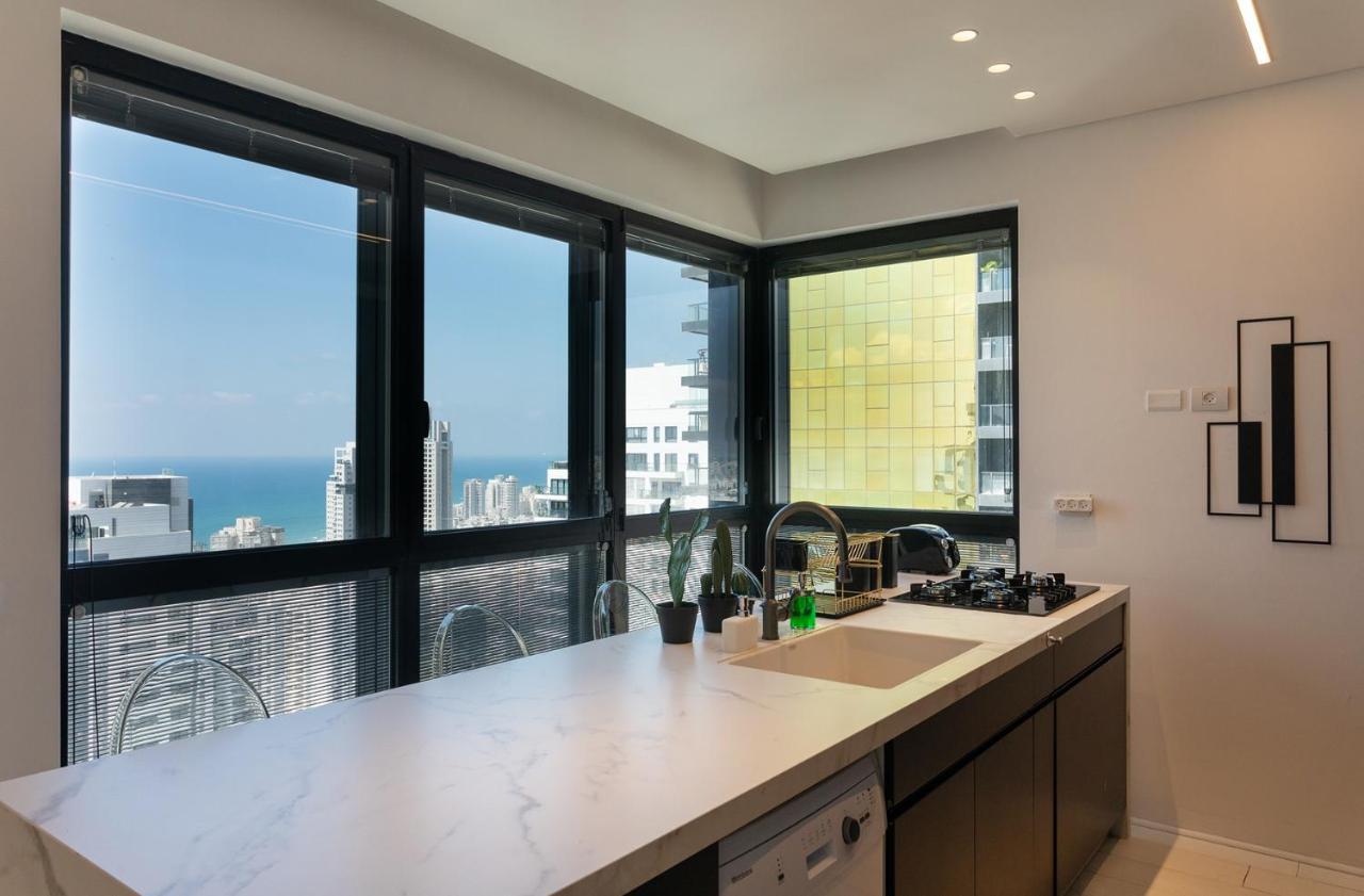 Апартаменты Yalarent Sea-Breeze Penthouse With Jacuzzi Бат-Ям Экстерьер фото