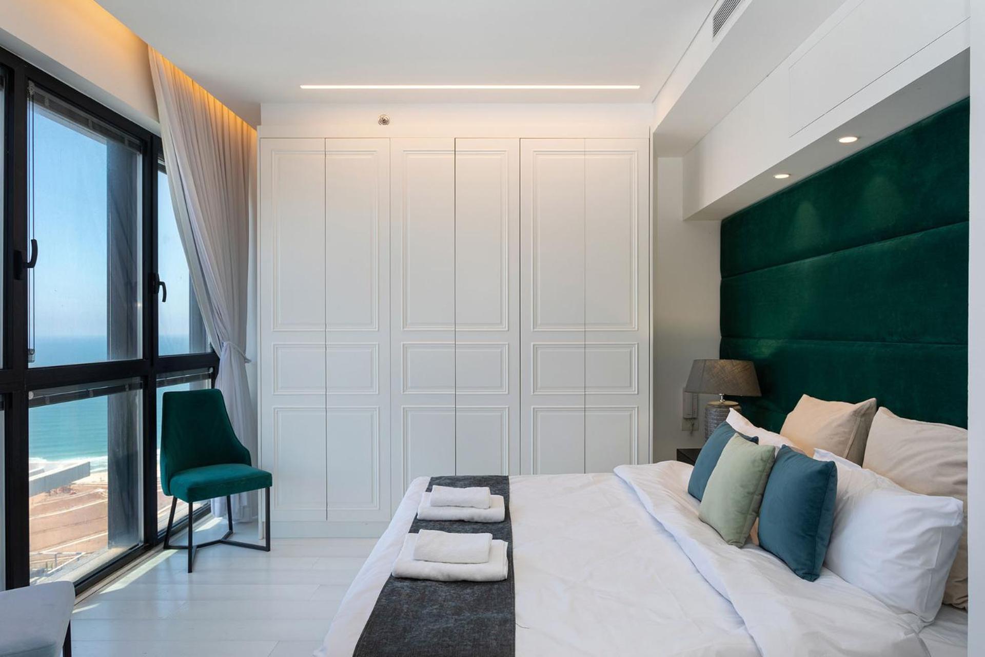 Апартаменты Yalarent Sea-Breeze Penthouse With Jacuzzi Бат-Ям Экстерьер фото