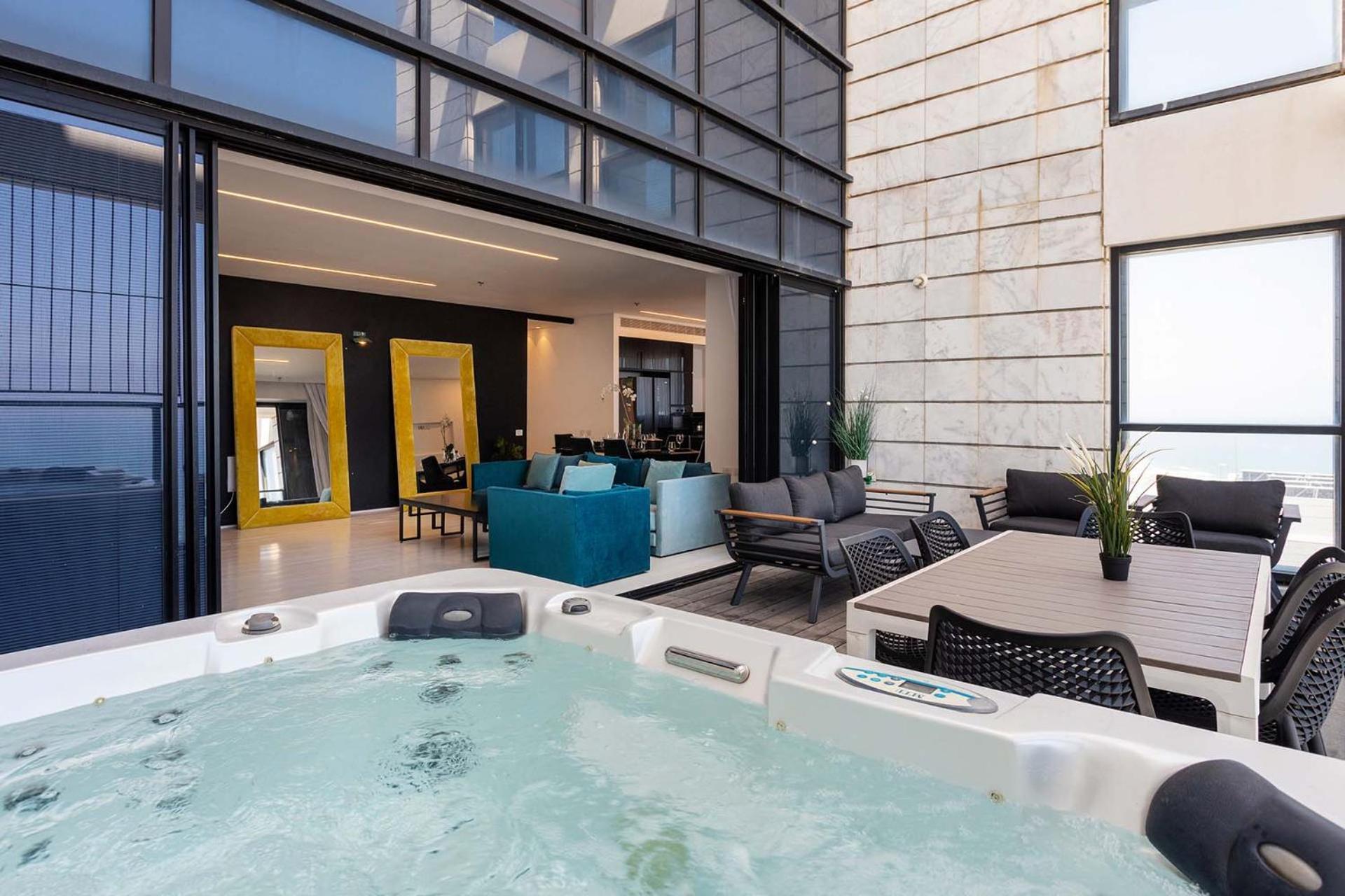 Апартаменты Yalarent Sea-Breeze Penthouse With Jacuzzi Бат-Ям Экстерьер фото
